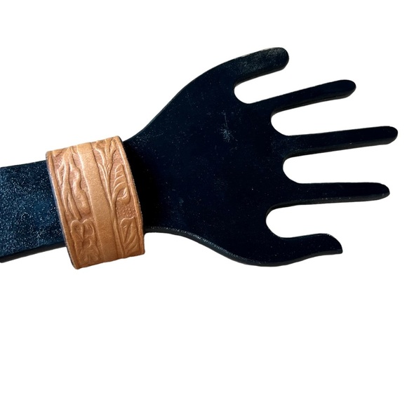 Hand tooled, artisan made tan leather bracelet from recycled vintage 70s - Picture 10 of 11